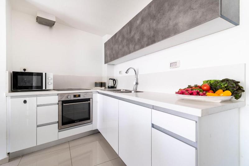 Stylish 1 Bedrooms Parking At City Gate - image 12
