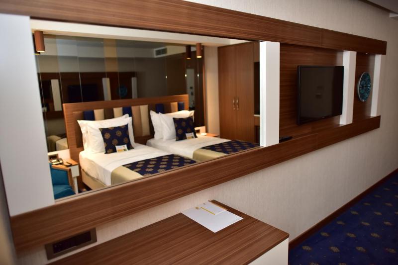 Deluxe Room image 3