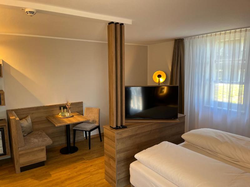 Double Room with Balcony image 3