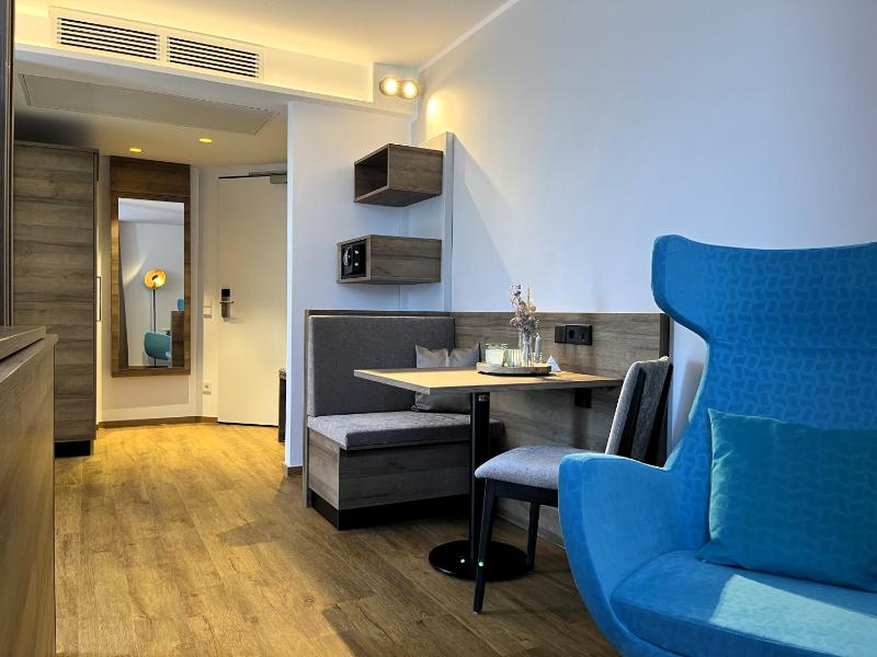 Double Room with Balcony image 4