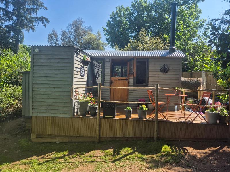 Brewers Bolt Cozy Unique Shepherds Hut Dog Friendly Hot Tub! Images