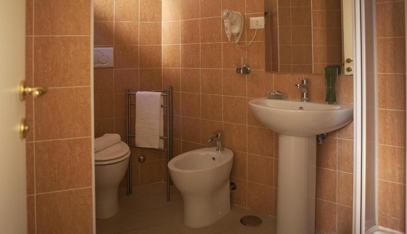Double Room image 3