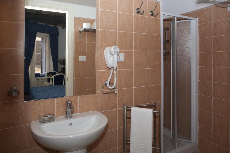 Double Room image 4