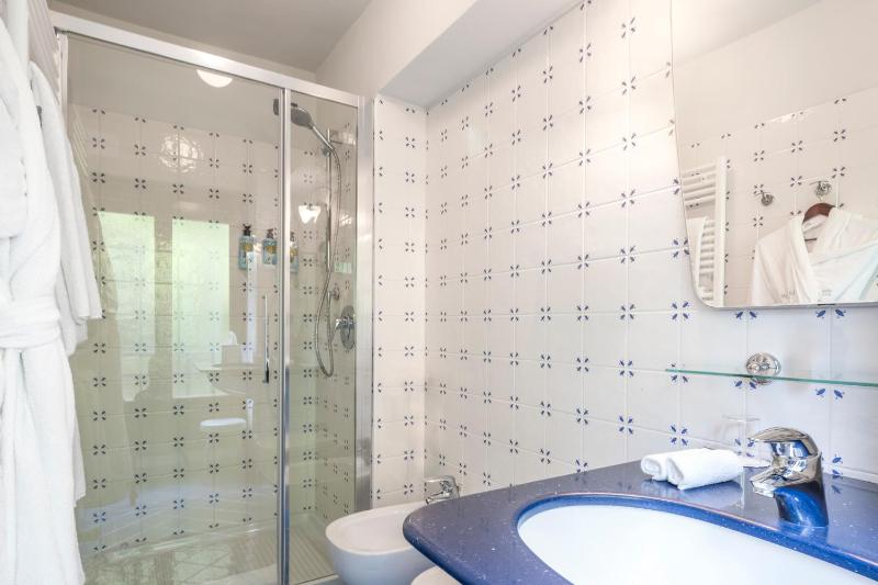 Economy Double Room with Garden View image 3