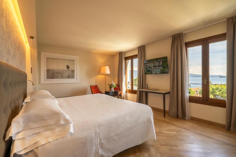 Junior Suite with Lake View image 3