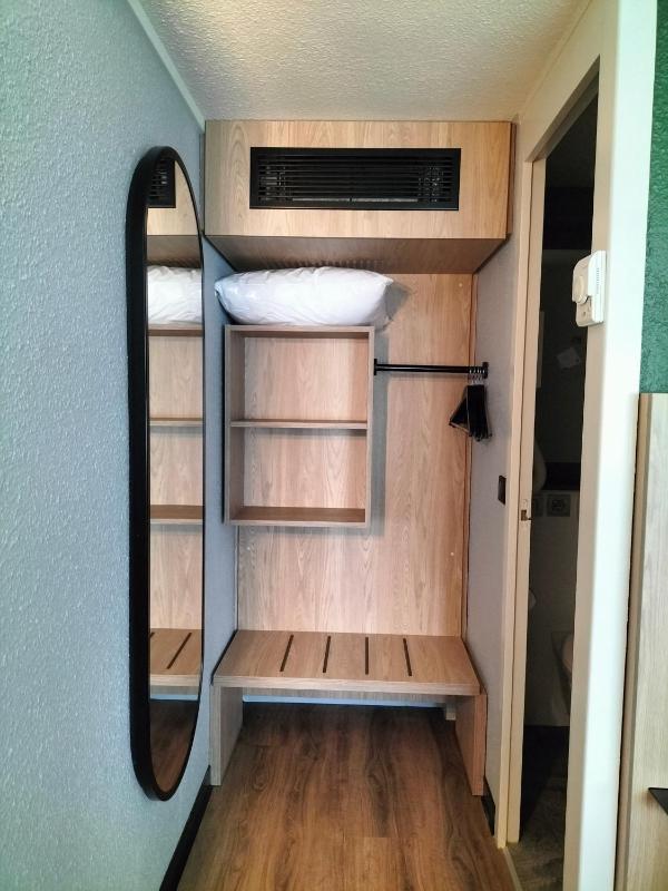 Standard Room - 1 Queen Bed image 3