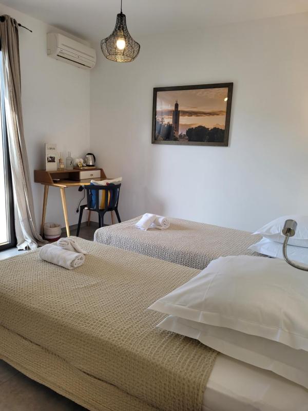 Superior Twin Room with Street View and Sea View image 2