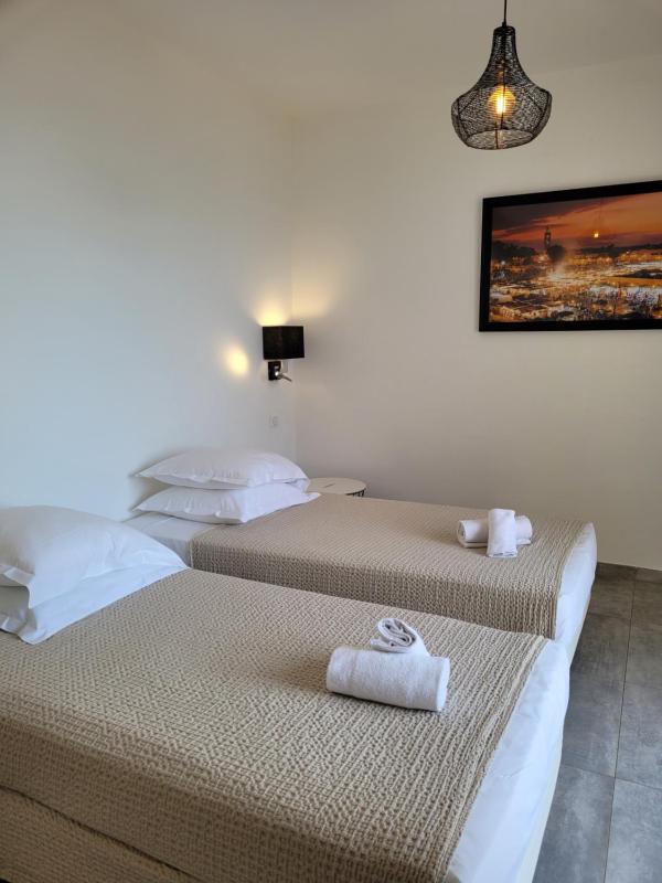 Superior Twin Room with Street View and Sea View image 3