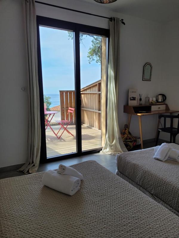 Superior Twin Room with Street View and Sea View image 4