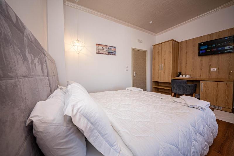 Triple Room with Balcony image 2