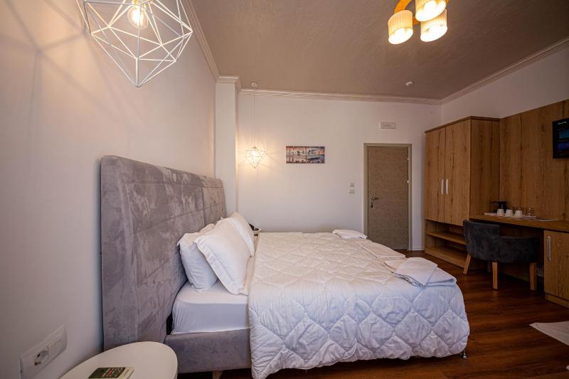 Triple Room with Balcony image 3
