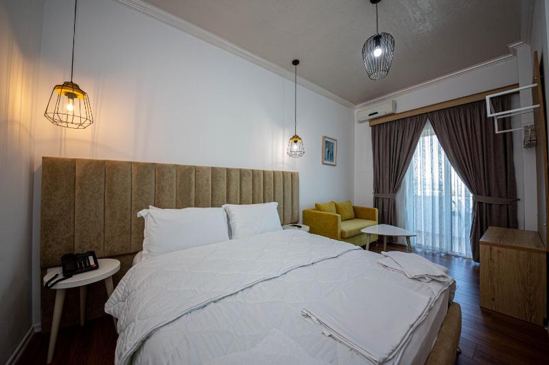 Double Room with Balcony and Sea View image 1