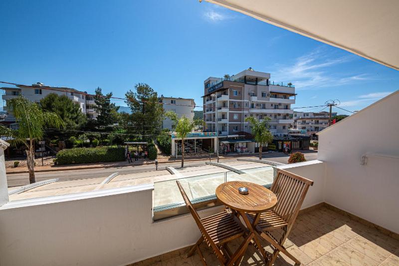 Superior Double Room with Balcony image 3