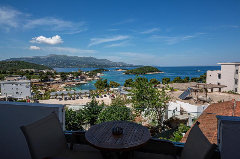 Double Room with Balcony and Sea View image 4