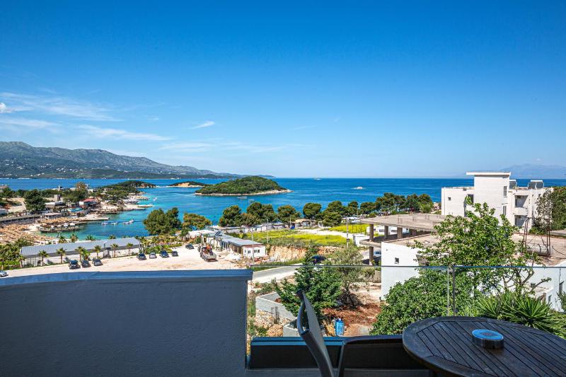 Triple Room with Balcony and Sea View image 2