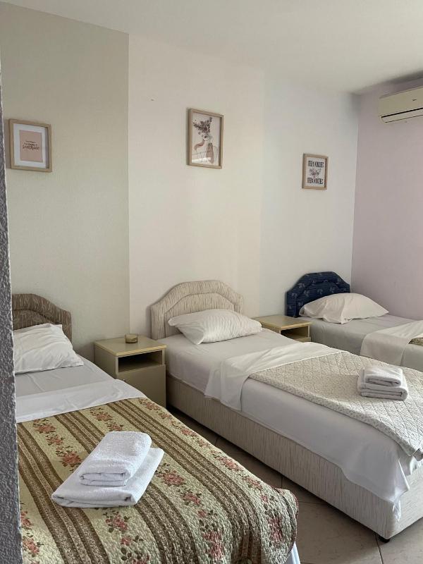 Triple Room with Balcony and Sea View image 1