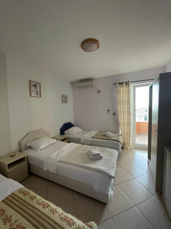 Triple Room with Balcony and Sea View image 4