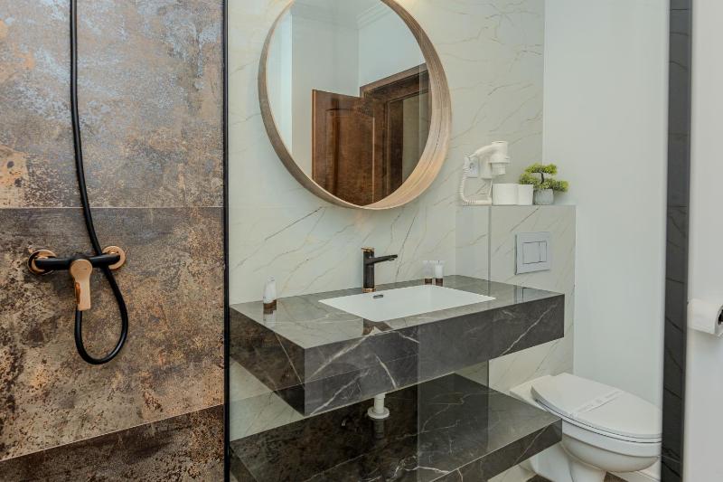 King Suite with Spa Bath image 3