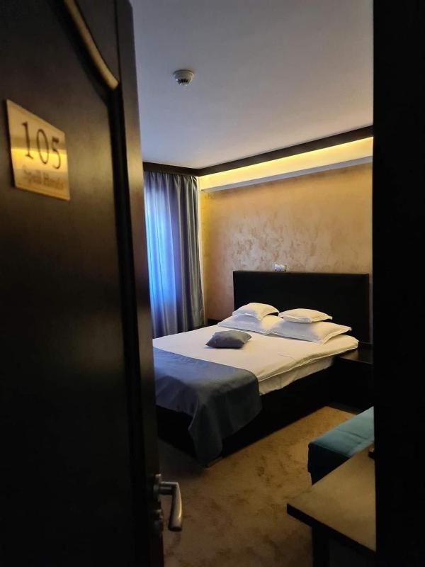 King Room with Balcony image 2