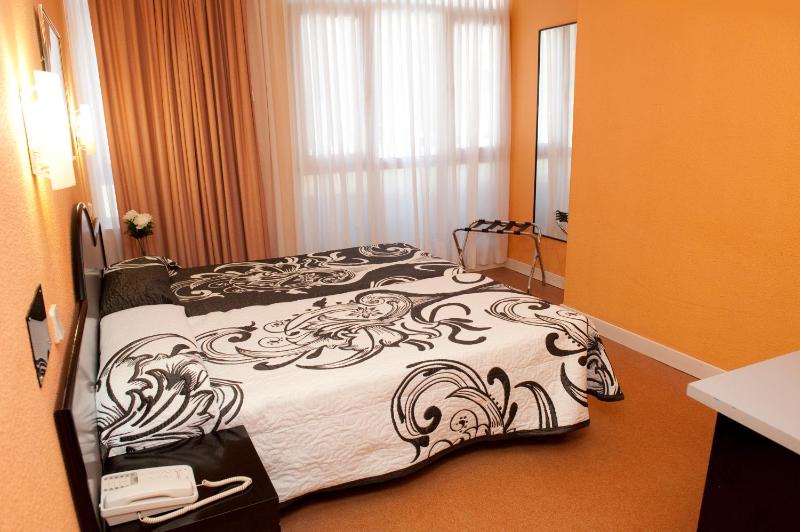 Twin Room image 4