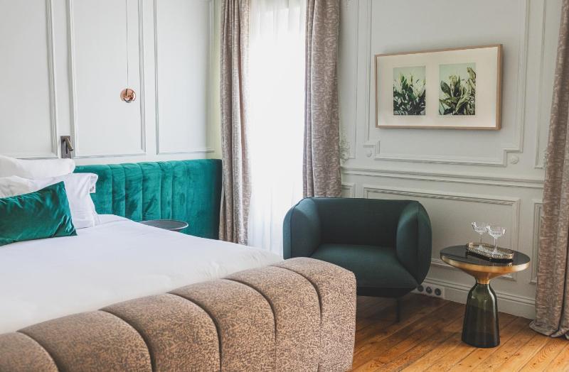 Deluxe Double Room with Balcony image 1