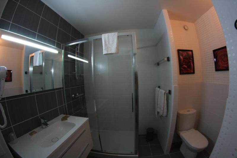 Superior Double Room with Shower image 3