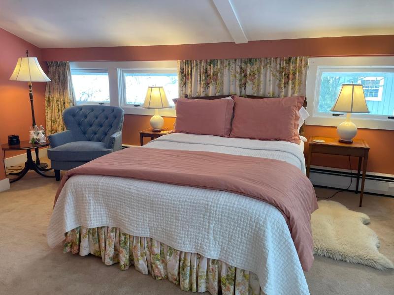 Queen Room with Balcony image 3