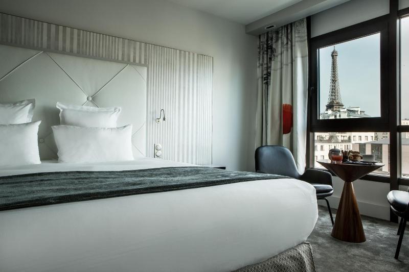 Junior Suite with Eiffel Tower View image 4