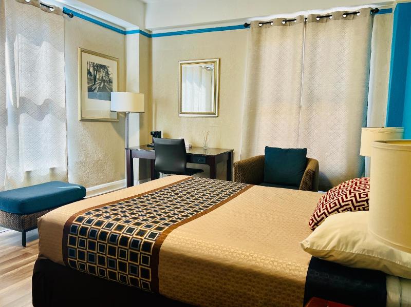 Admiral Hotel - image 3