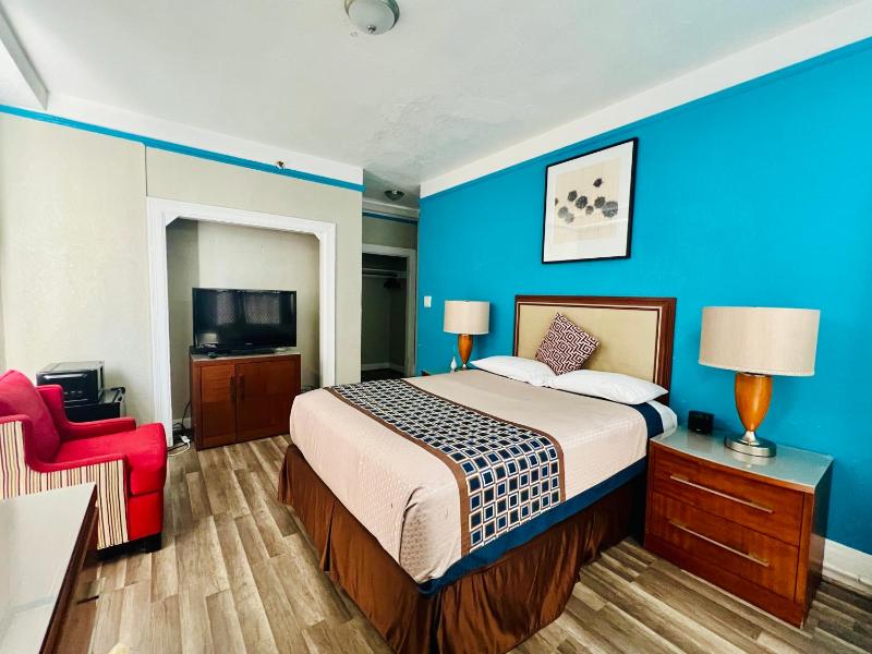 Admiral Hotel - image 5