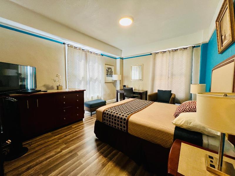 Admiral Hotel - image 2