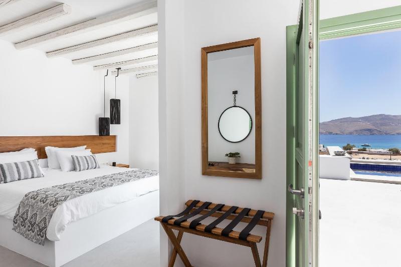 Suite with private pool and beach view image 4