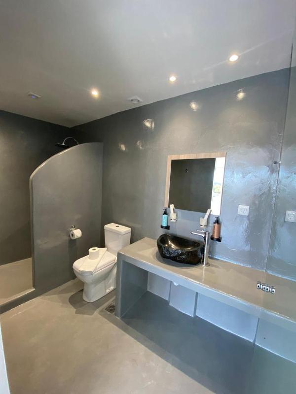 Bright Suite with Hot Tub image 4