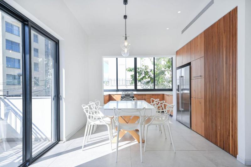 Modern 3BR Next to the Sea by HolyGuest - image 3