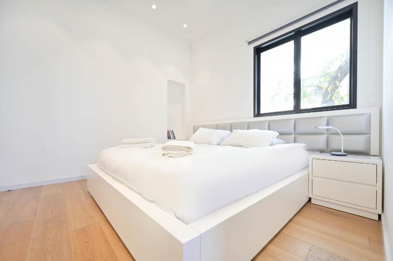Modern 3BR Next to the Sea by HolyGuest - image 10