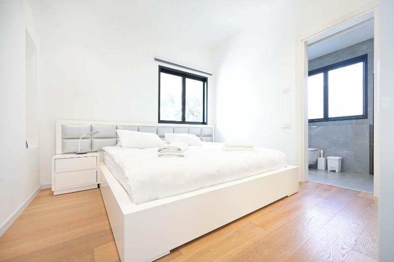 Modern 3BR Next to the Sea by HolyGuest - image 15