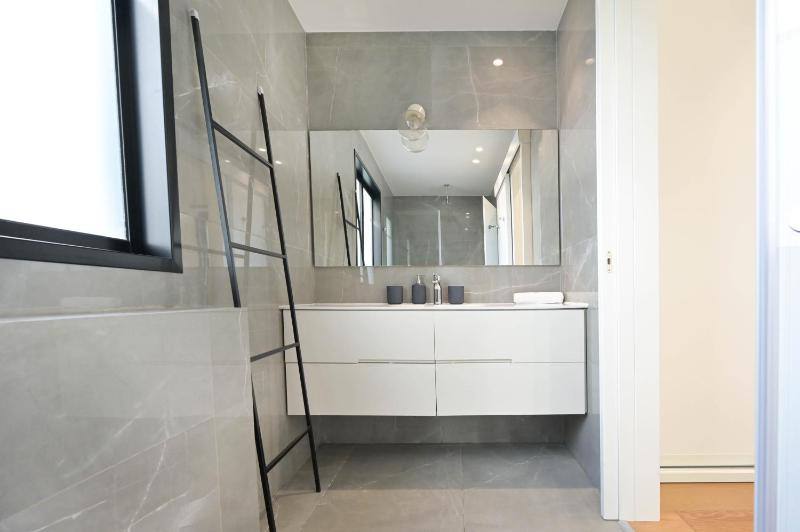 Modern 3BR Next to the Sea by HolyGuest - image 5