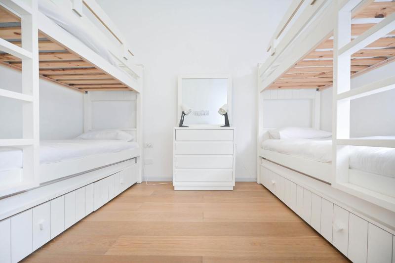 Modern 3BR Next to the Sea by HolyGuest - image 2