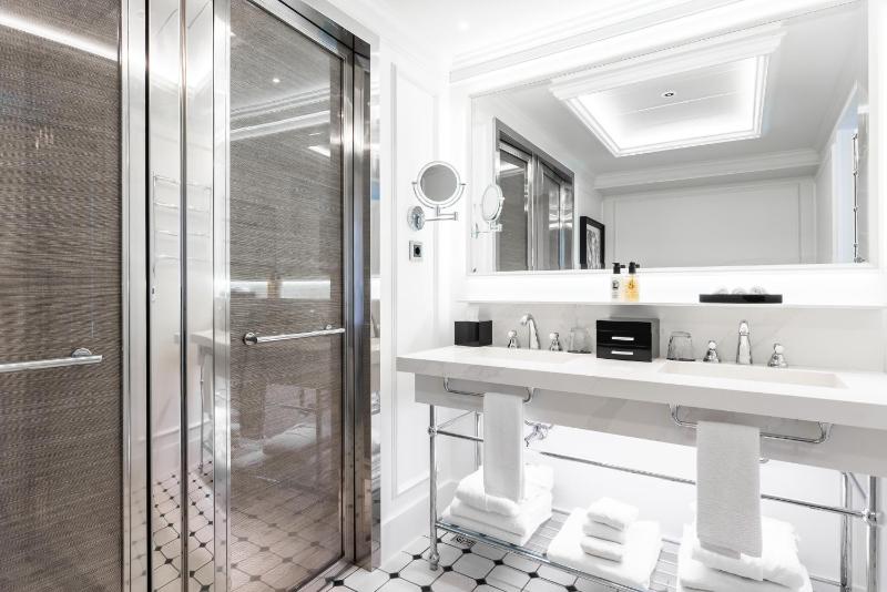 Superior Room with City View image 4