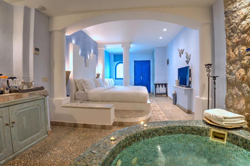 Junior Suite with Spa Bath and Caldera View image 4