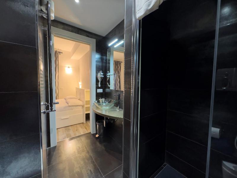 Double Room image 4