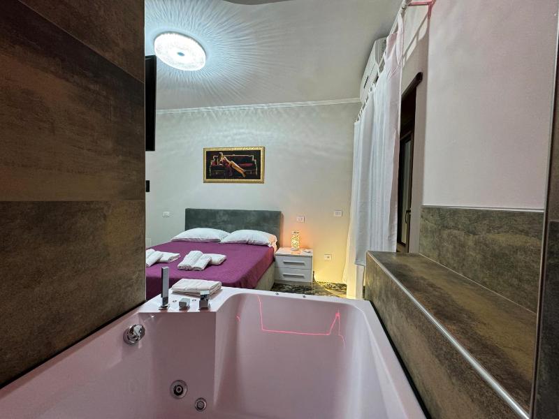 Deluxe Suite with Spa Bath image 4