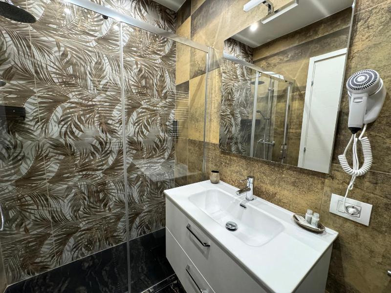 Deluxe Suite with Spa Bath image 2