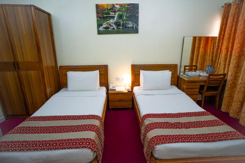Standard Twin Room image 4