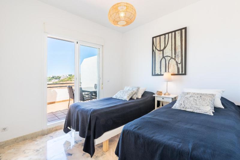 Penthouse La Cala with dual terraces and spectacular ocean views - image 18