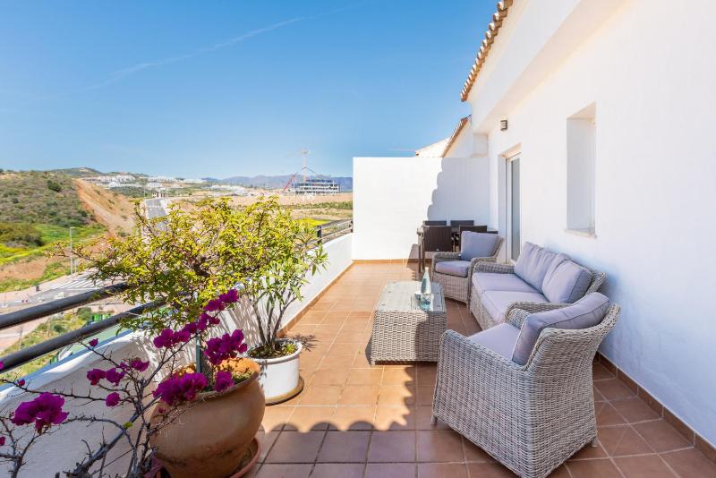 Penthouse La Cala with dual terraces and spectacular ocean views - image 5