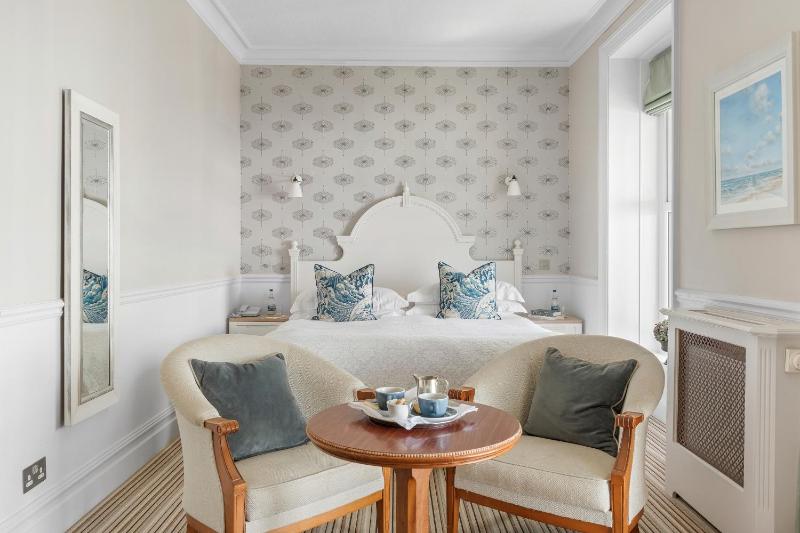 Deluxe Double Room with Balcony and Sea View image 2