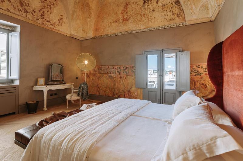 Deluxe King Suite image 4