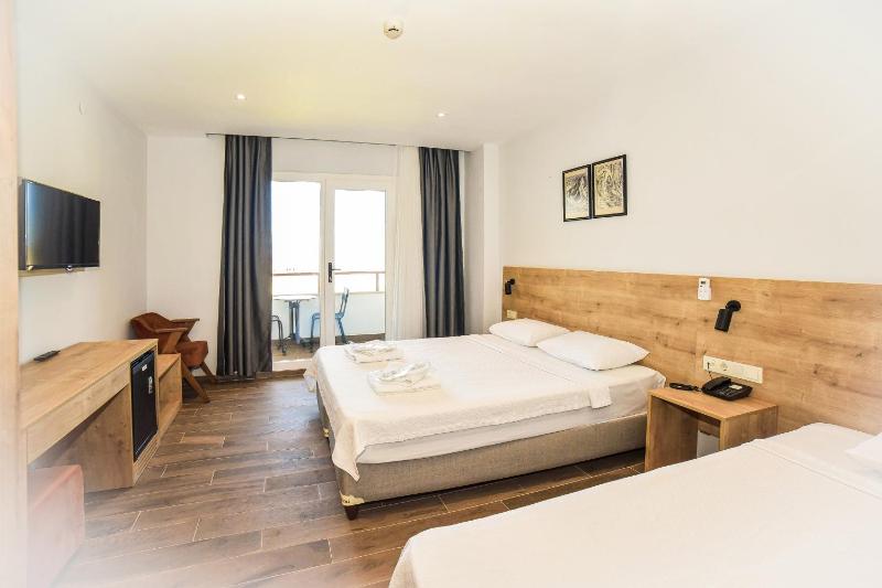 Deluxe Triple Room image 2