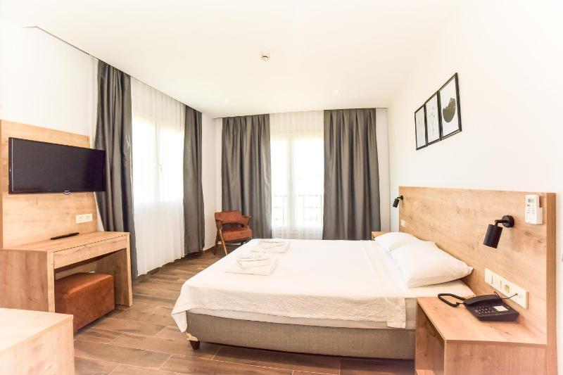 Deluxe Triple Room image 4